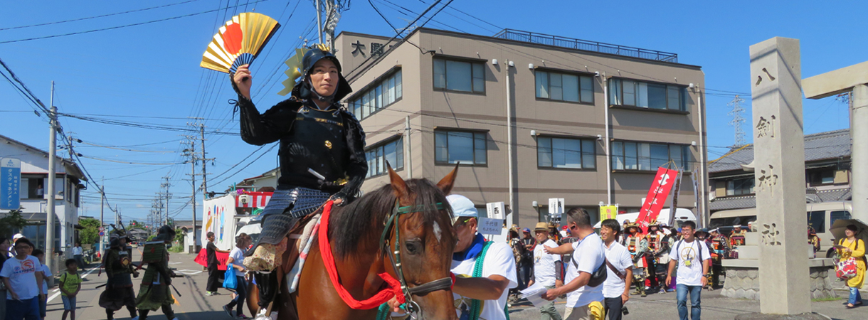 사무라이와 장대한 스케일의 불꽃 축제